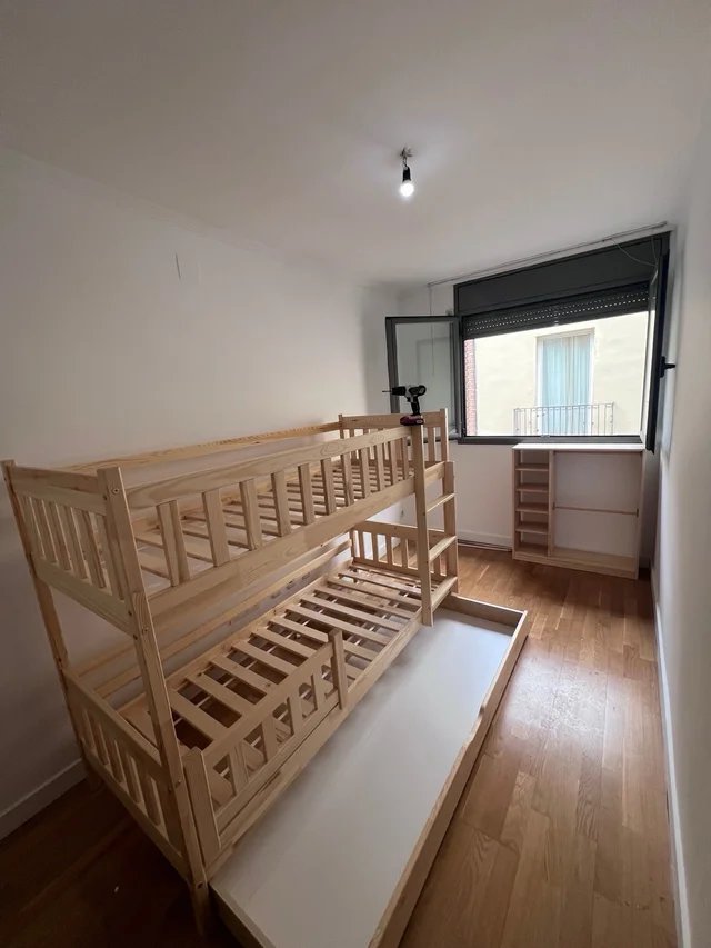 Montaje de litera de madera